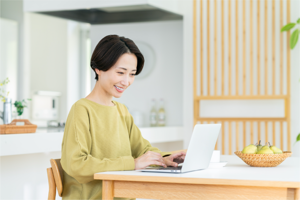 女性がパソコンを開いている画像