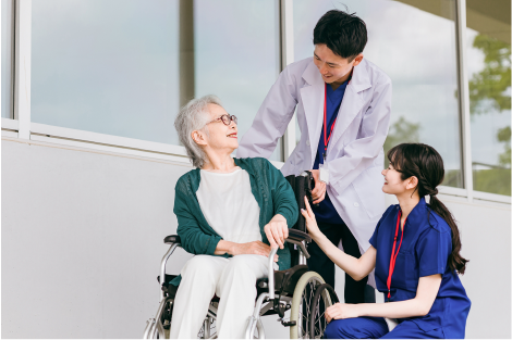 看護師とおばあさんが談笑している画像